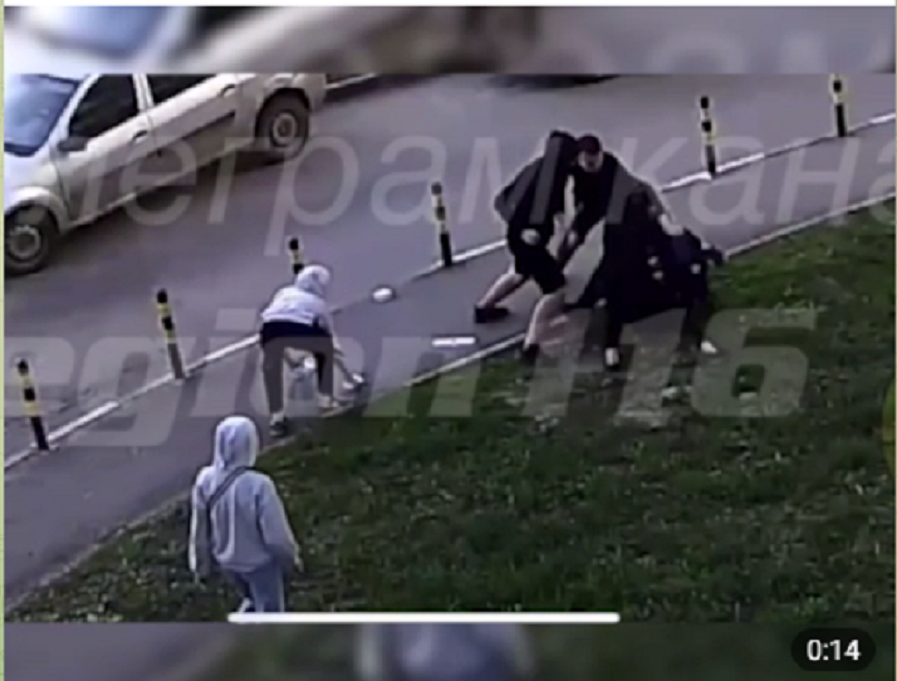 Полицейские Казани устанавливают личности избивших мужчину подростков