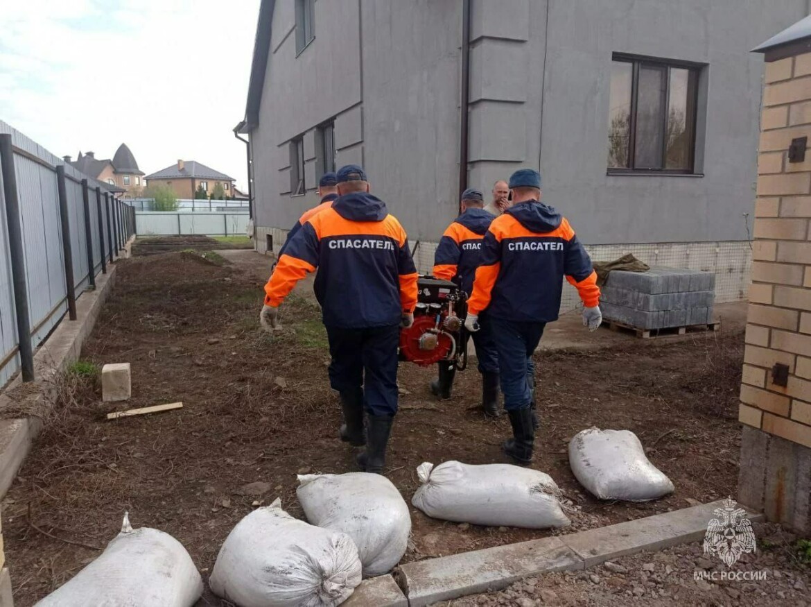 Татарстанский отряд МЧС помогает откачивать воду в затопленных домах Оренбурга
