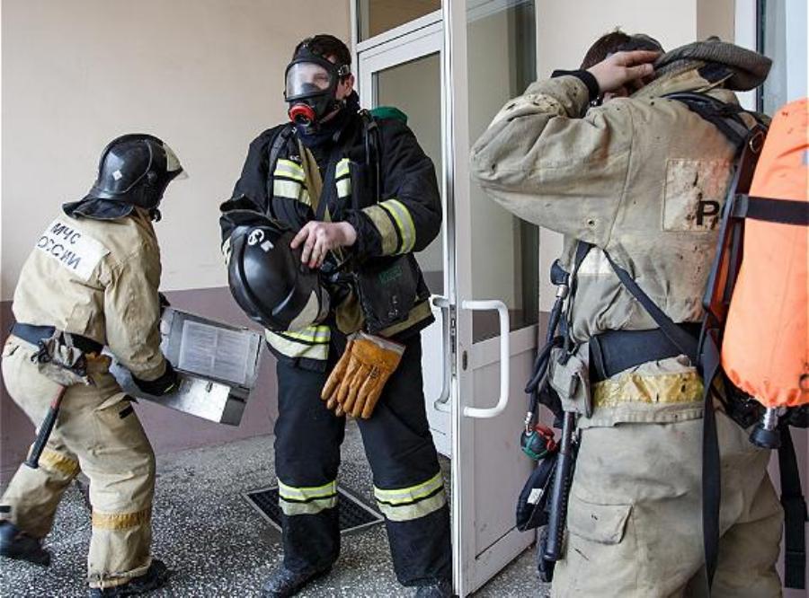 Из квартиры с горящим диваном в Казани спасли мужчину