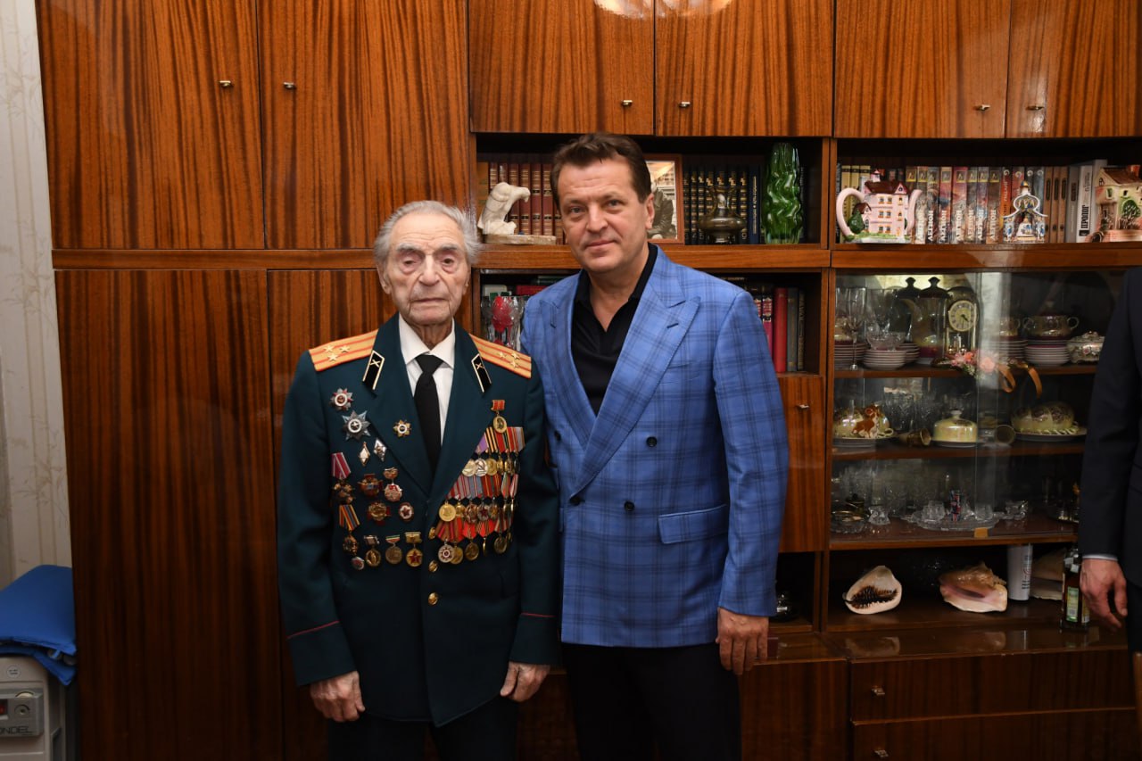 Метшин подарил холодильник 96-летнему ветерану ВОВ