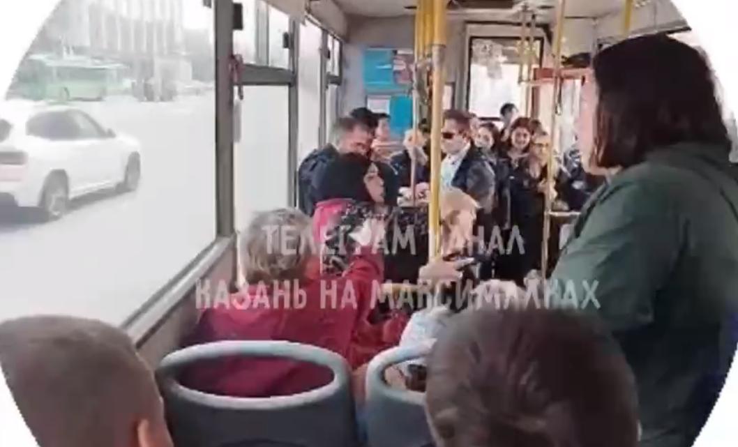 В казанском автобусе кондуктор подралась с пожилой пассажиркой