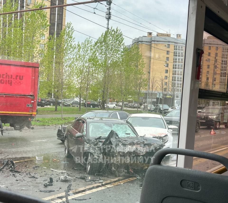 На Камалеева в Казани грузовик снес остановку после ДТП с иномаркой