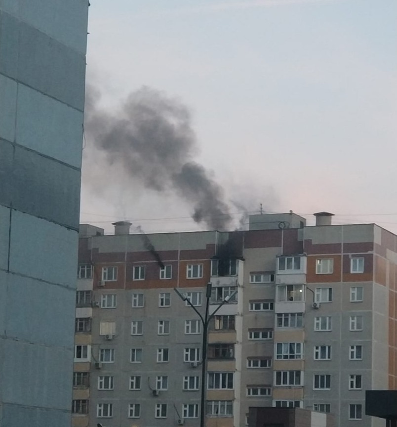 В Казани на улице Четаева горит одна из квартир на 10 этаже