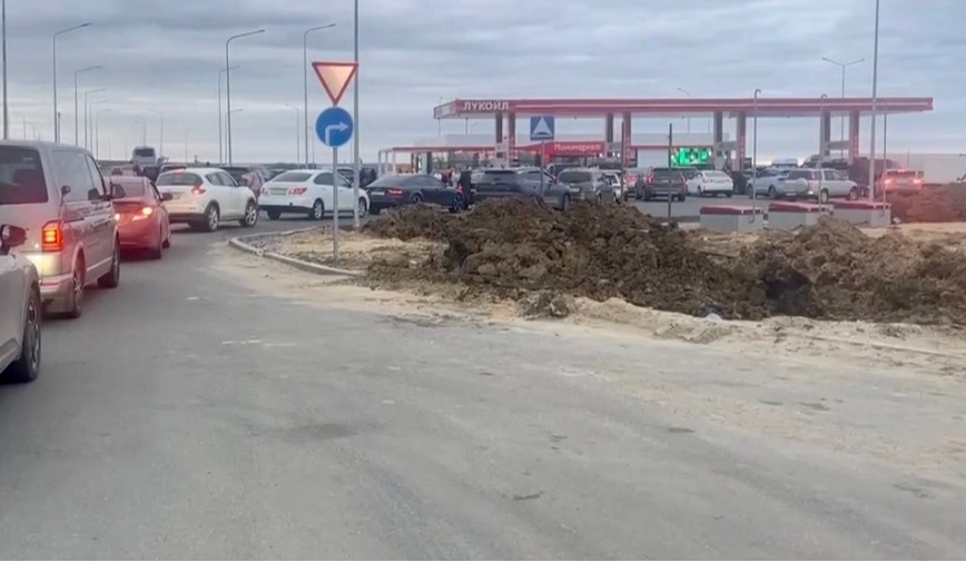 Автодор из-за очередей к АЗС на М-12 призвал заправляться заранее