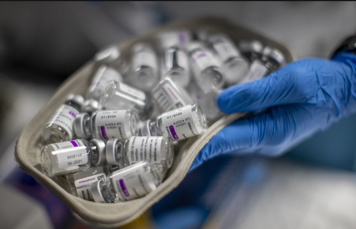 Компания AstraZeneca признала, что ее вакцина от ковида опасна