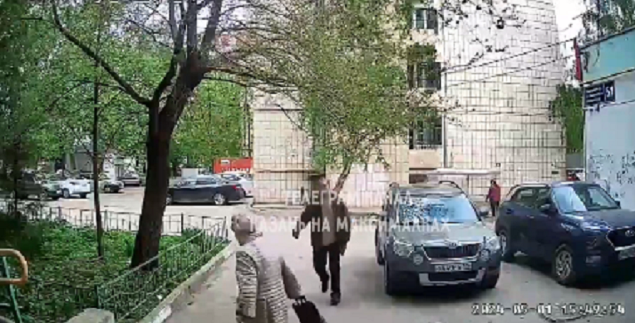 В Казани полиция обещала разобраться с размахивавшим ножом мужчиной