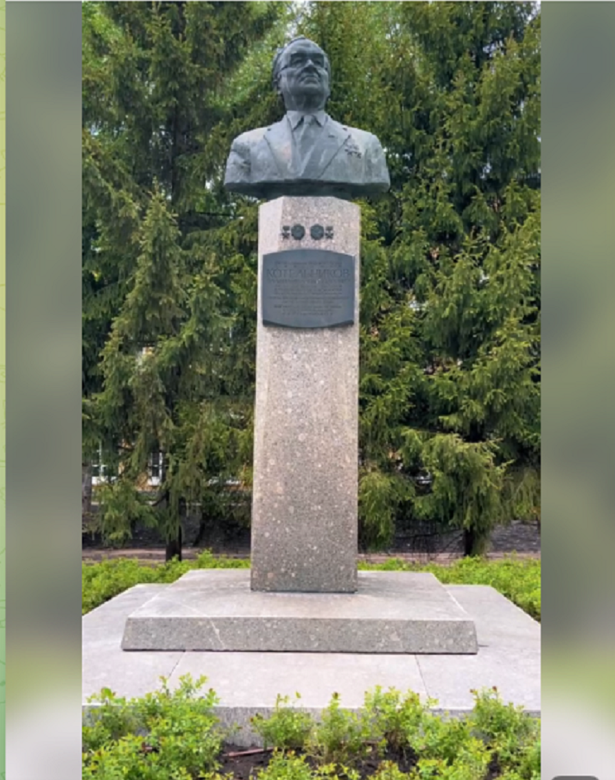 В сквере имени Котельникова в Казани высаживают кустарники и цветы