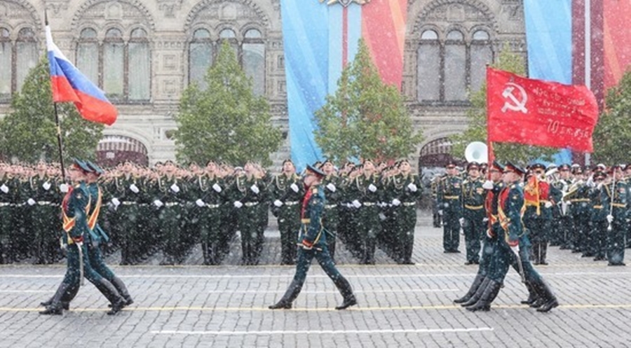 Парад на Красной площади впервые прошел под снегопадом