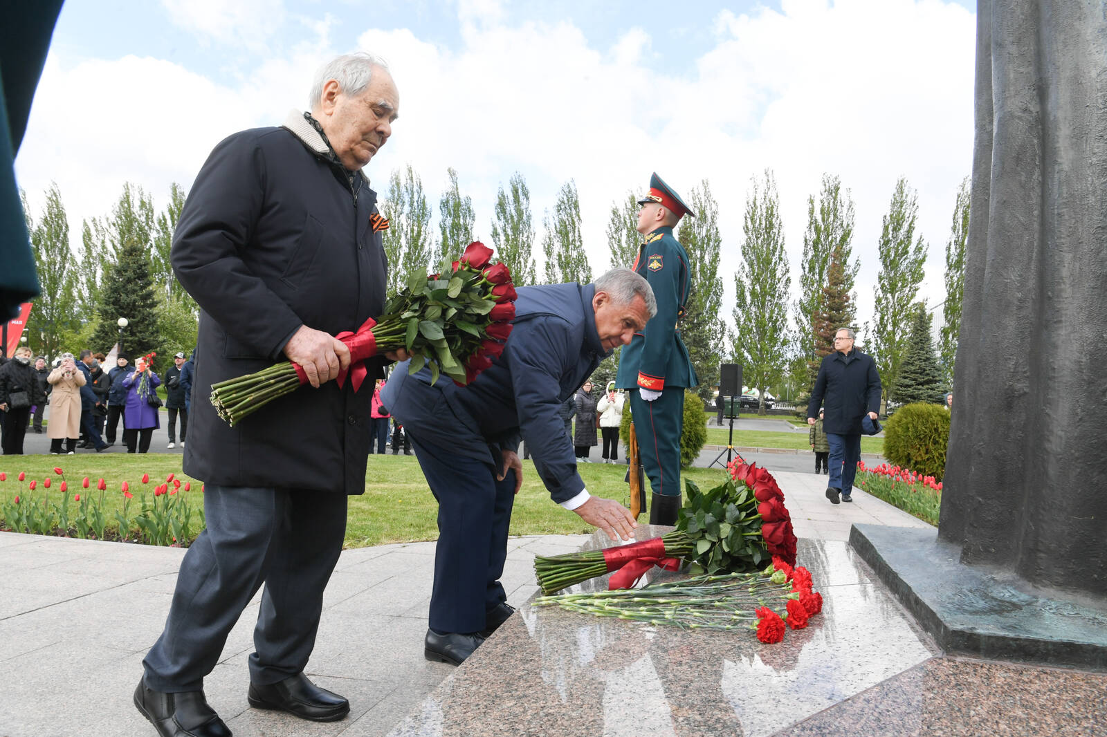 Минниханов и Шаймиев возложили цветы к Вечному огню в парке Победы