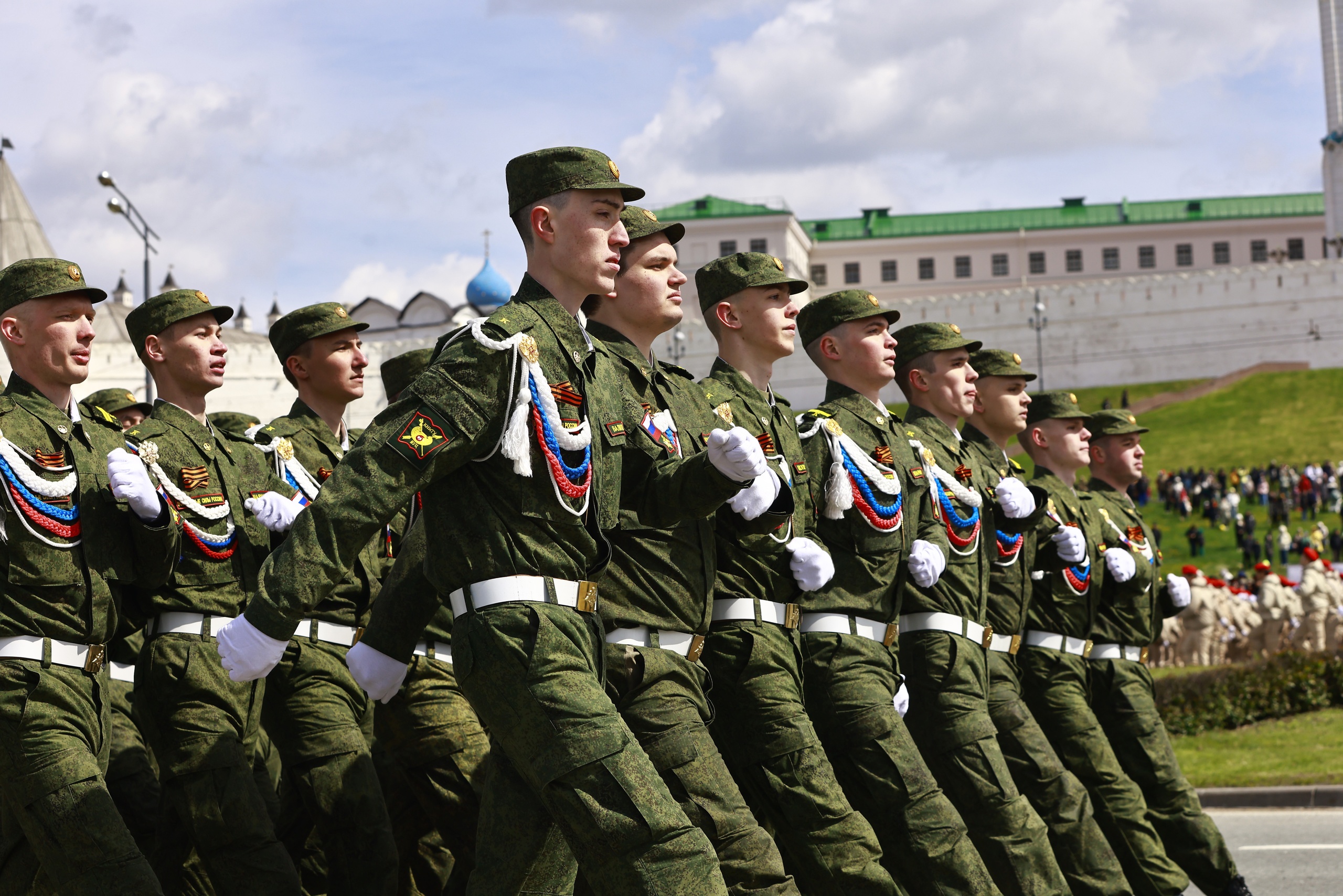 На параде Победы в Казани маршировали суворовцы Кадырова и говорили о цене  войны