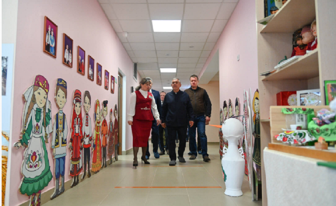 В Рыбно-Слободском районе Рустам Минниханов посетил детсад и ФАП