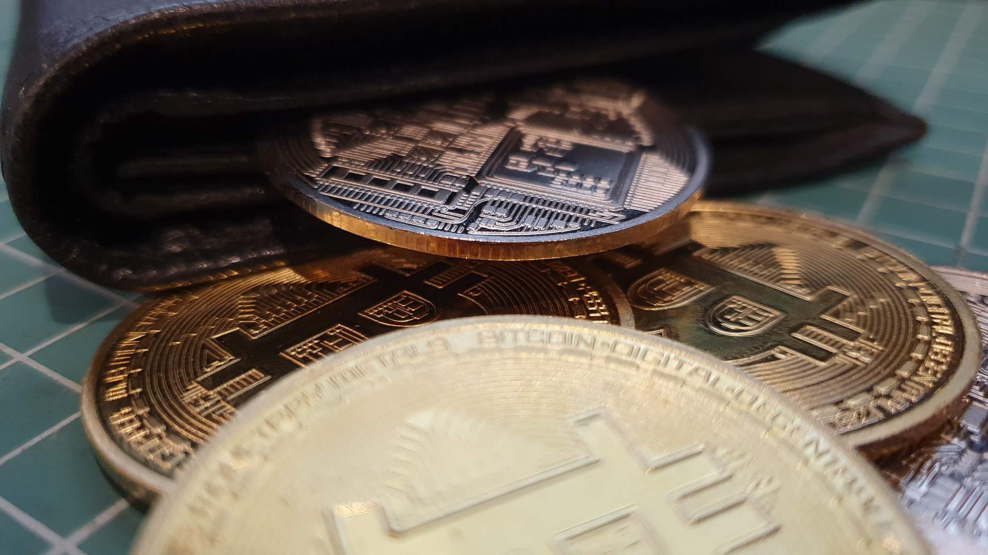 В России могут ужесточить контроль за майнерами