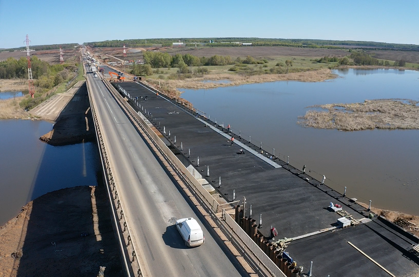 Мостовое полотно начали укладывать на трассе М-7 через реку Мензелю