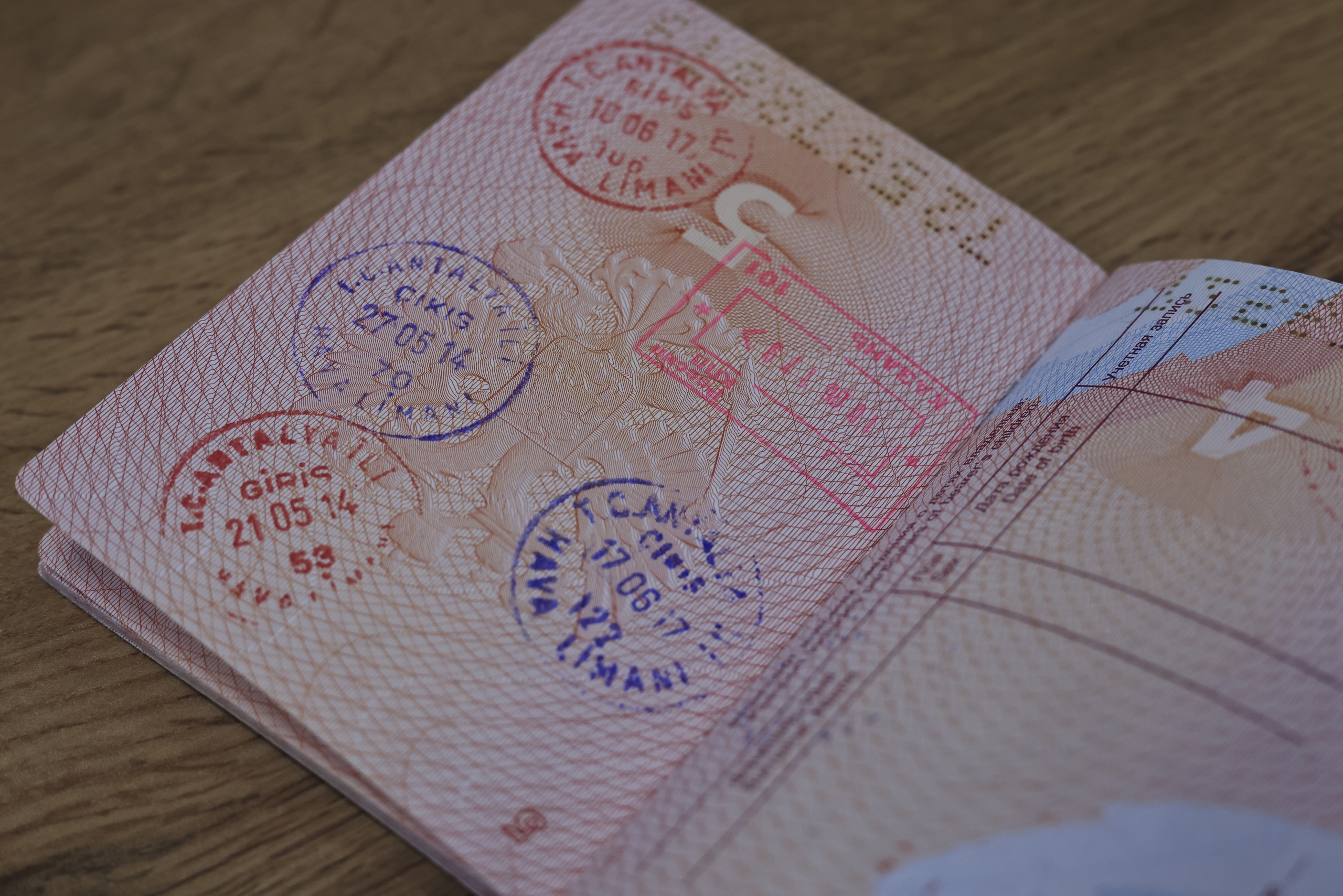 Россиянам за границей, получившим повестки, запретят получать загранпаспорта