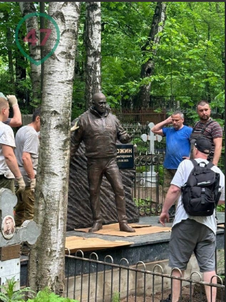 Памятник и скульптуру в полный рост установили на могиле Пригожина