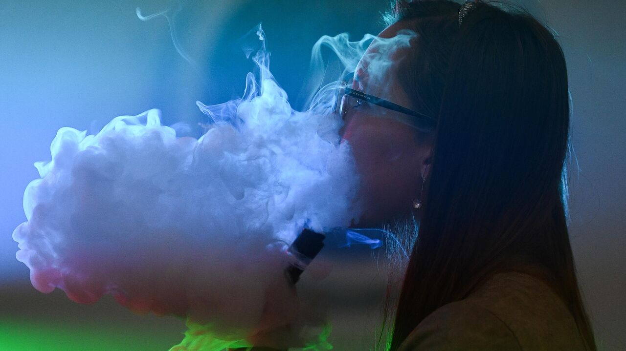 Законопроект о полном запрете продажи вейпов внесут в Госдуму