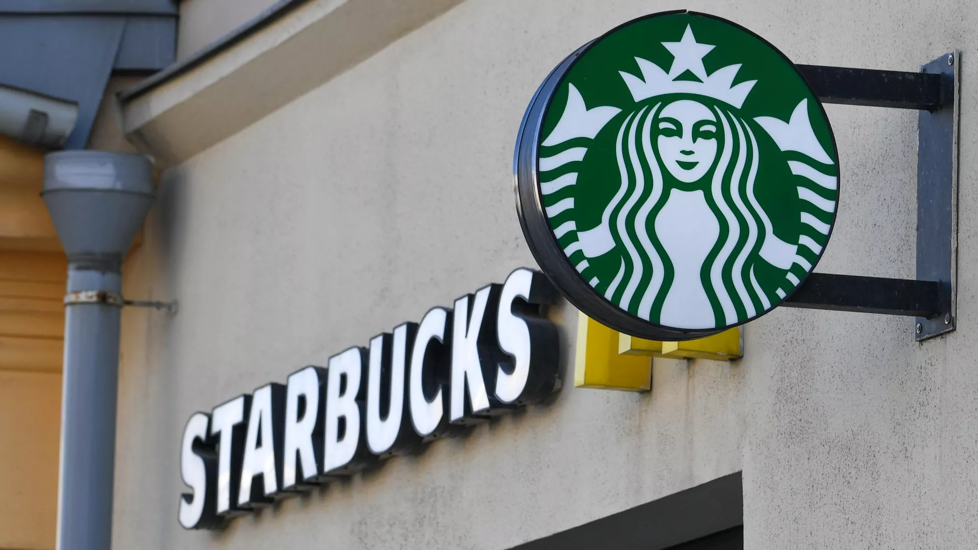 Ушедший Starbucks подал заявки на регистрацию товарных знаков в России