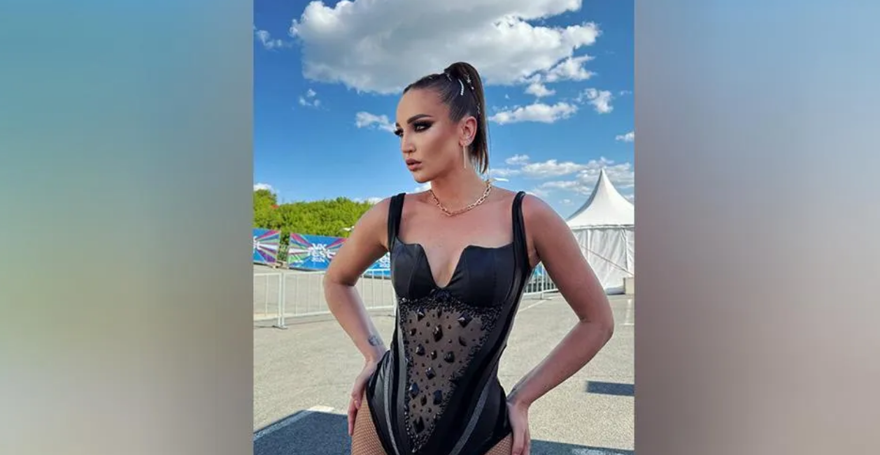 Бузова извинилась за откровенный костюм на концерте в День защиты детей в Уфе