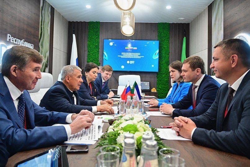 Минниханов встретился с главой Хакасии на ПМЭФ