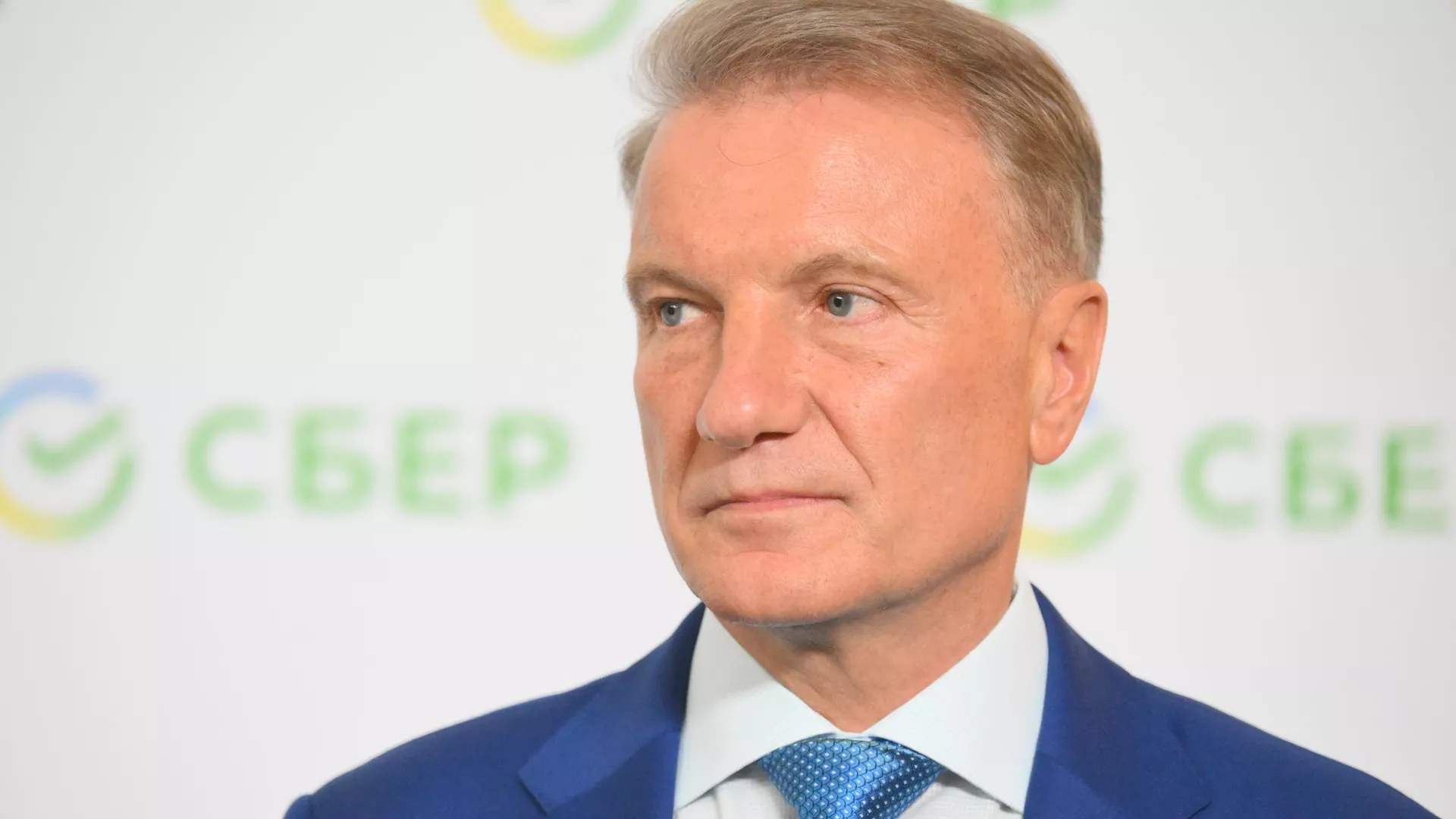 Глава Сбербанка заявил, что нынешняя модель экономики России примитивна