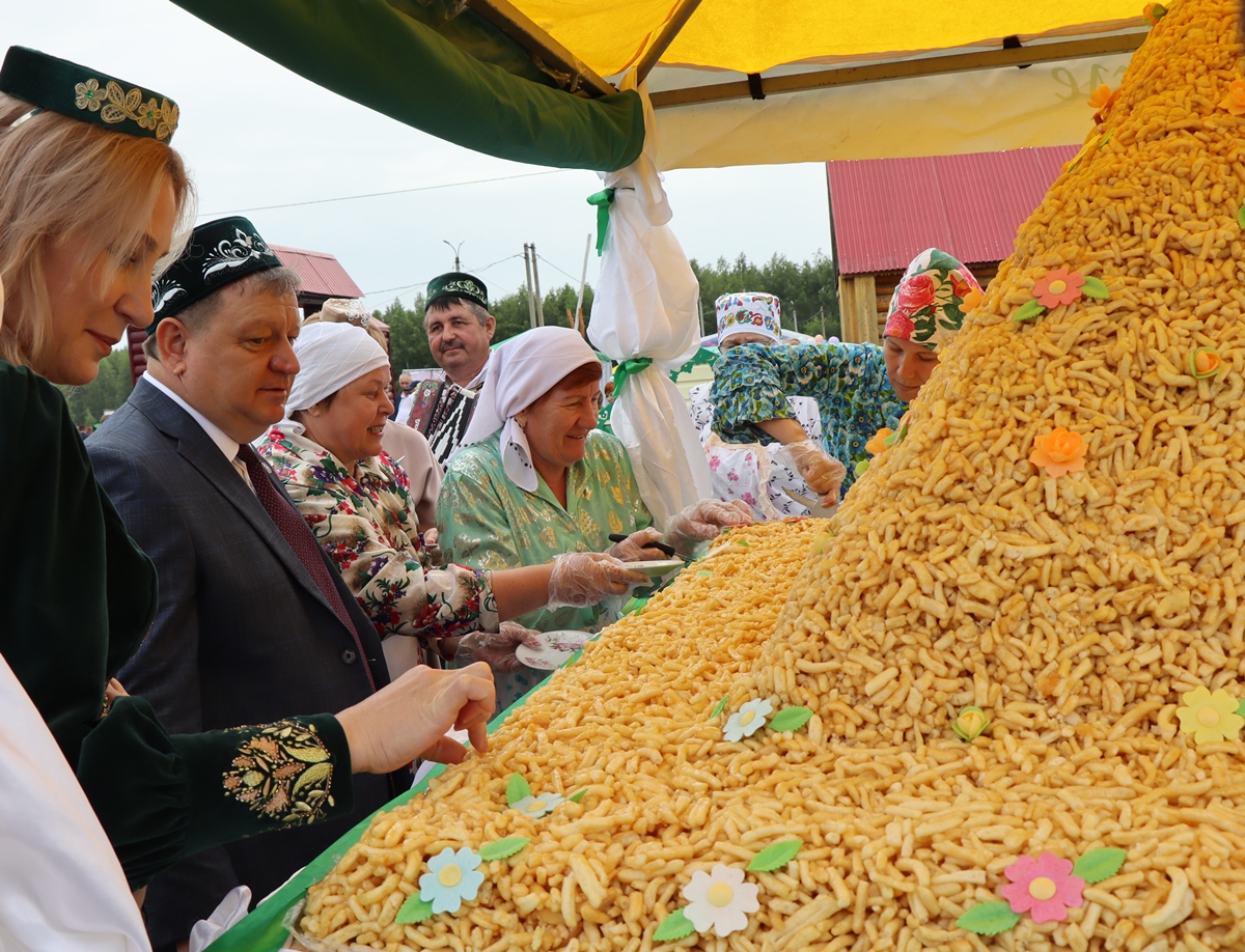Гигантский чак-чак весом в 130 кг испекли к Сабантую в Татарстане