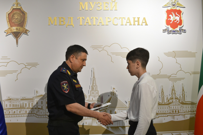 Глава МВД по Татарстану вручил 16 подросткам их первые паспорта