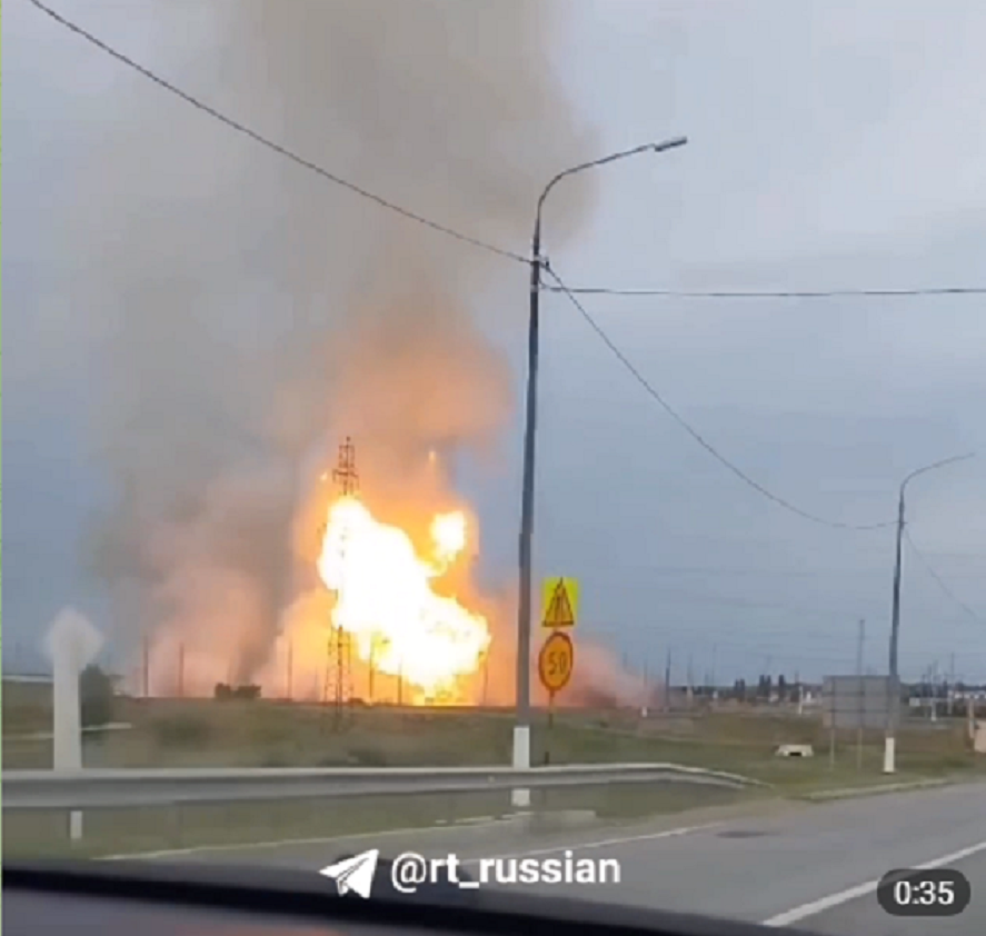 На газопроводе под Саратовом полыхает мощный пожар
