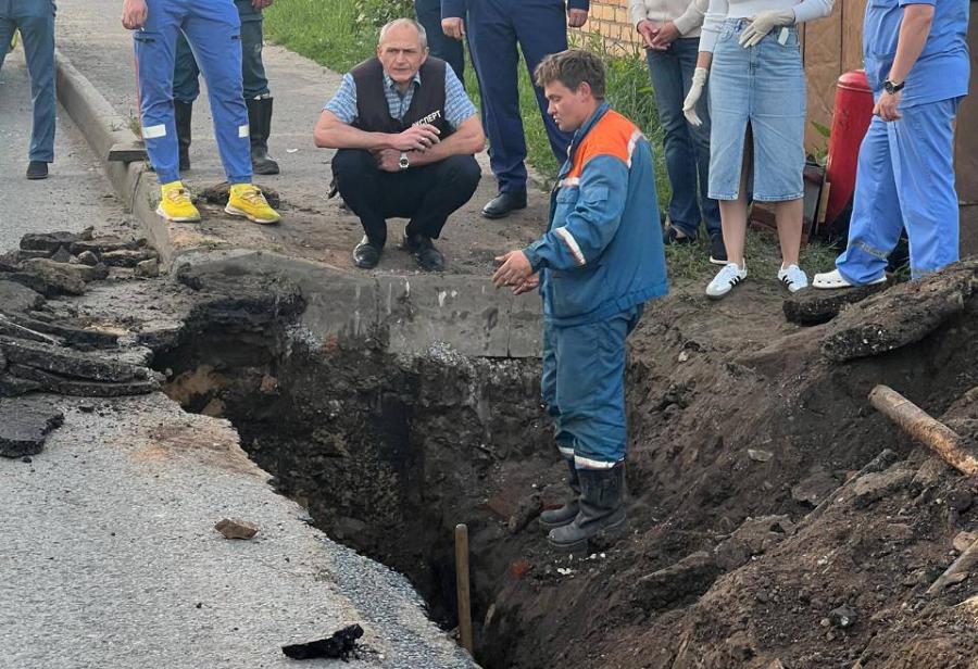 В Чистополе рабочего насмерть завалило в выкопанной траншее