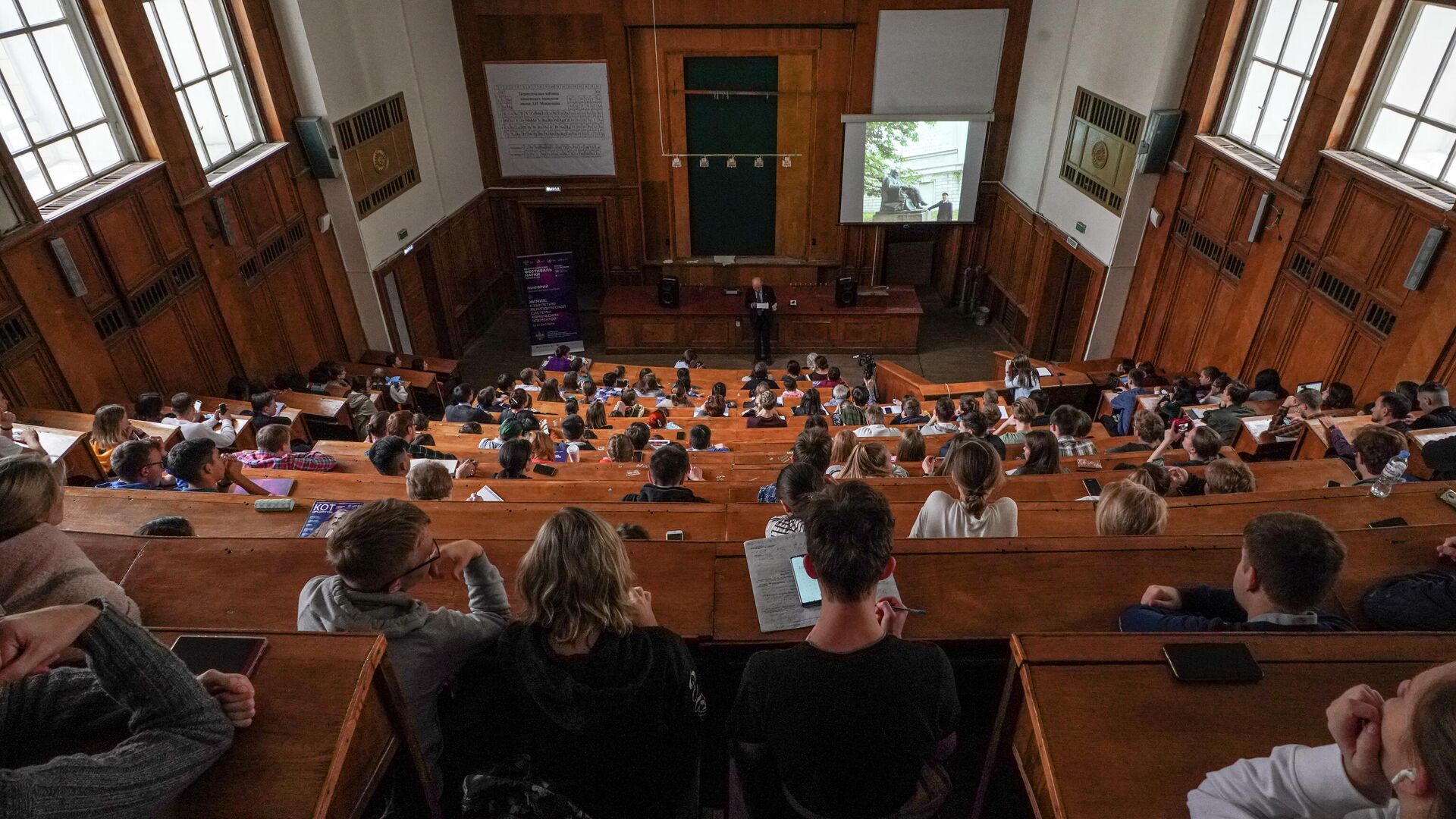 Стипендию в размере МРОТ предложили ввести для студентов-родителей