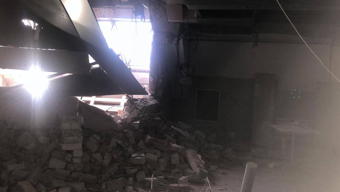 Рабочий, пострадавший под кирпичами в «Пирамиде», получил сотрясение мозга