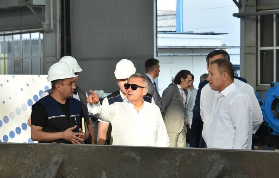 Минниханов побывал в Узбекистане на заводе по производству химической продукции