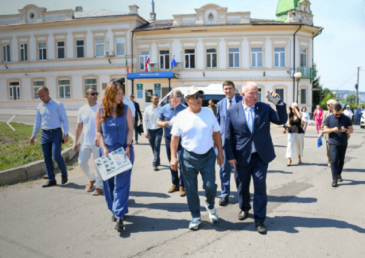 Минниханов призвал реализовывать огромный туристический потенциал Чистополя