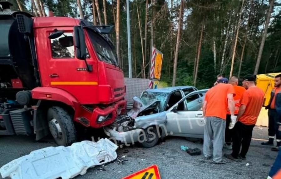 На Горьковском шоссе в Казани водитель «Лады» на скорости протаранил «КамАЗ»