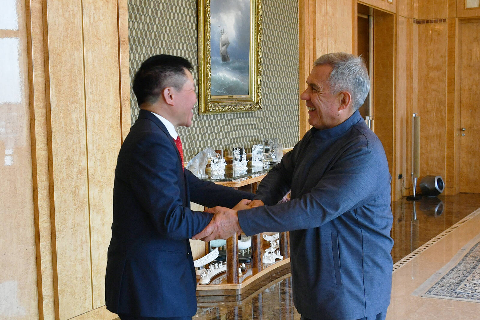 Минниханов обсудил с консулом Вьетнама развитие сотрудничества