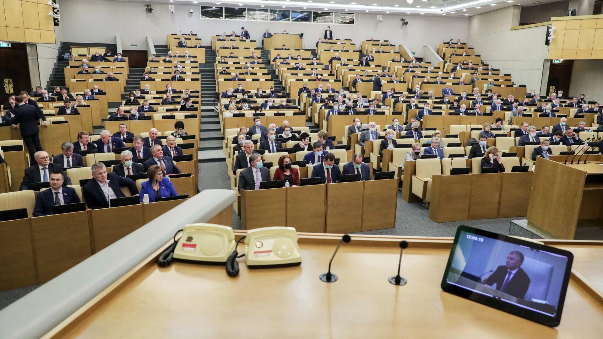 Депутатам хотят продлить запрет на выезд за границу