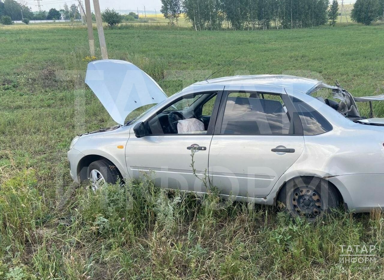 В Татарстане в аварии микроавтобуса и легковушки погибла девушка