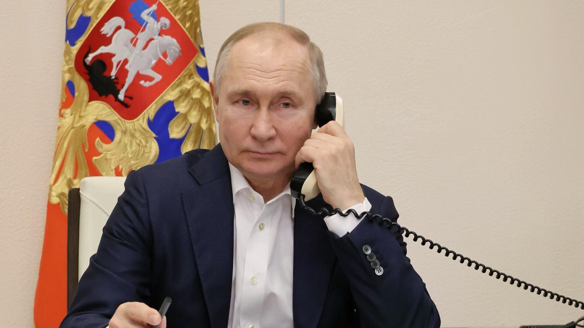 Путин опять повысил зарплаты чиновникам