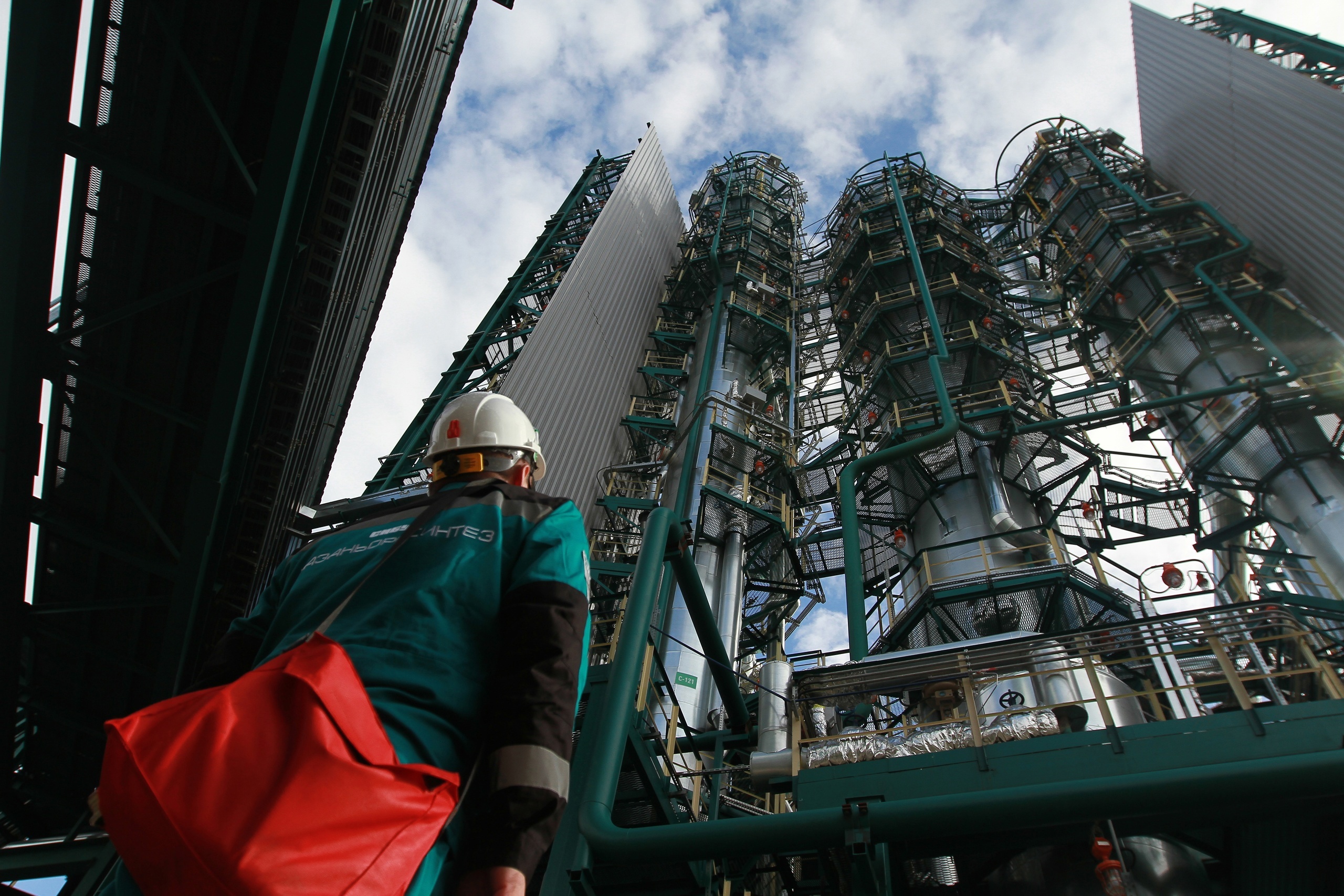 На Мосбирже упали акции Роснефти и Татнефти на четыре процента