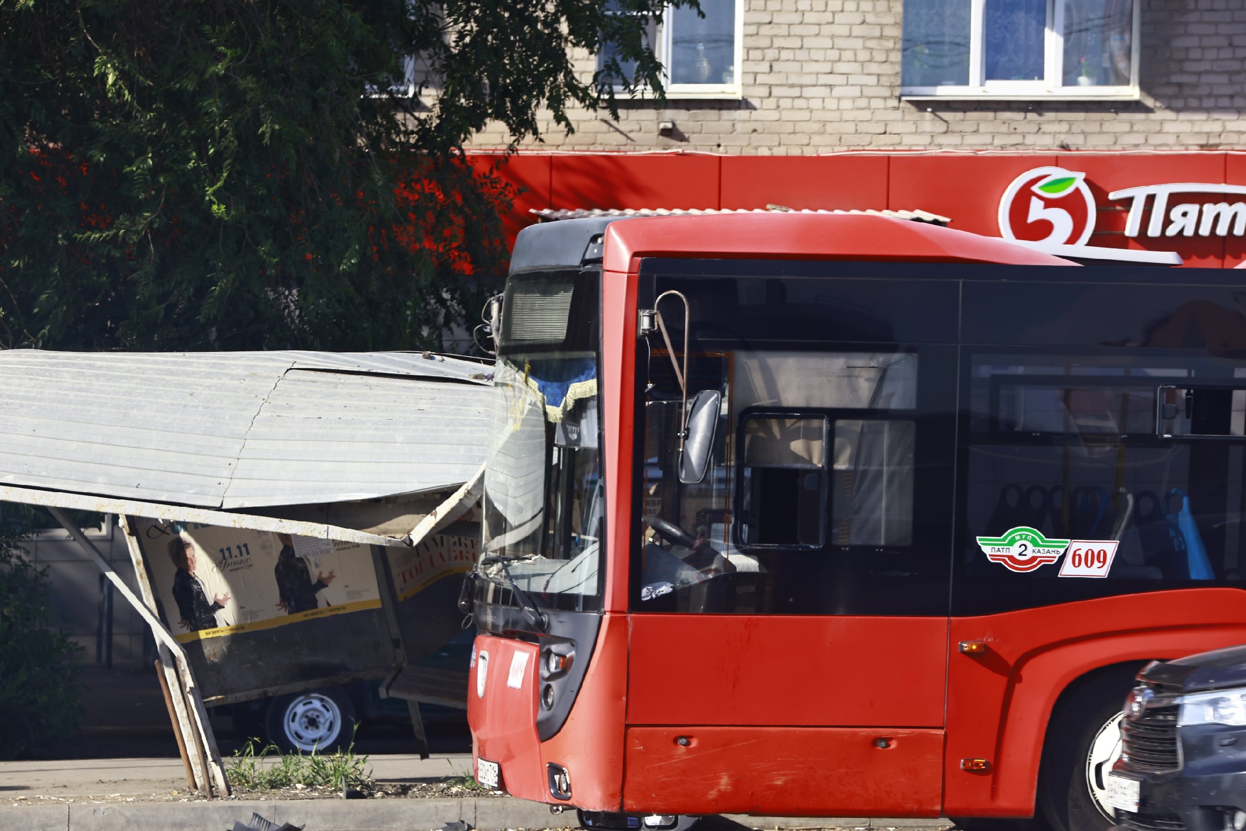 В комитете по транспорту Казани объяснили, почему автобус въехал в остановку