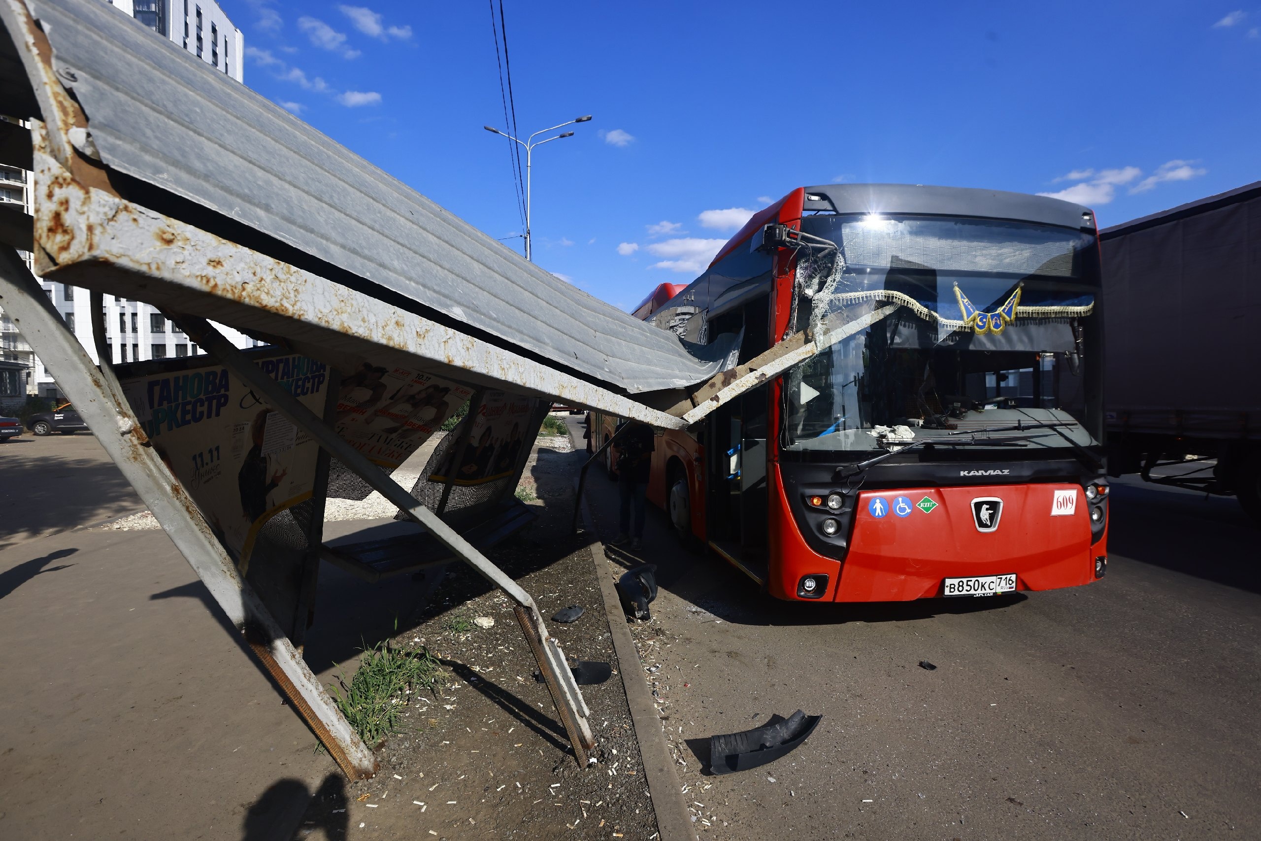 Видео: На Горьковском шоссе на въезде в Казань загорелся автомобиль