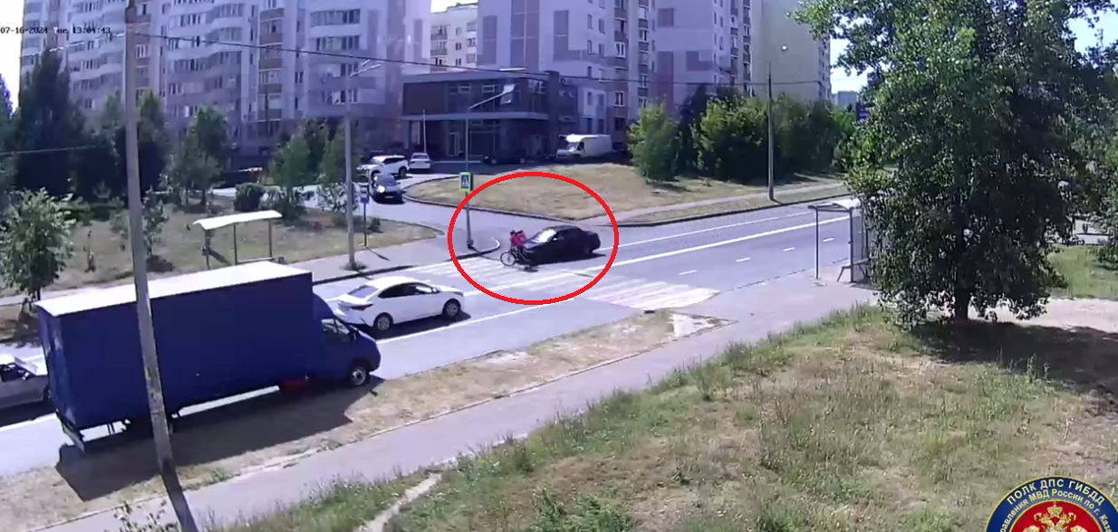 ДТП на Ноксинском спуске в Казани: молодой водитель снес курьера на велосипеде