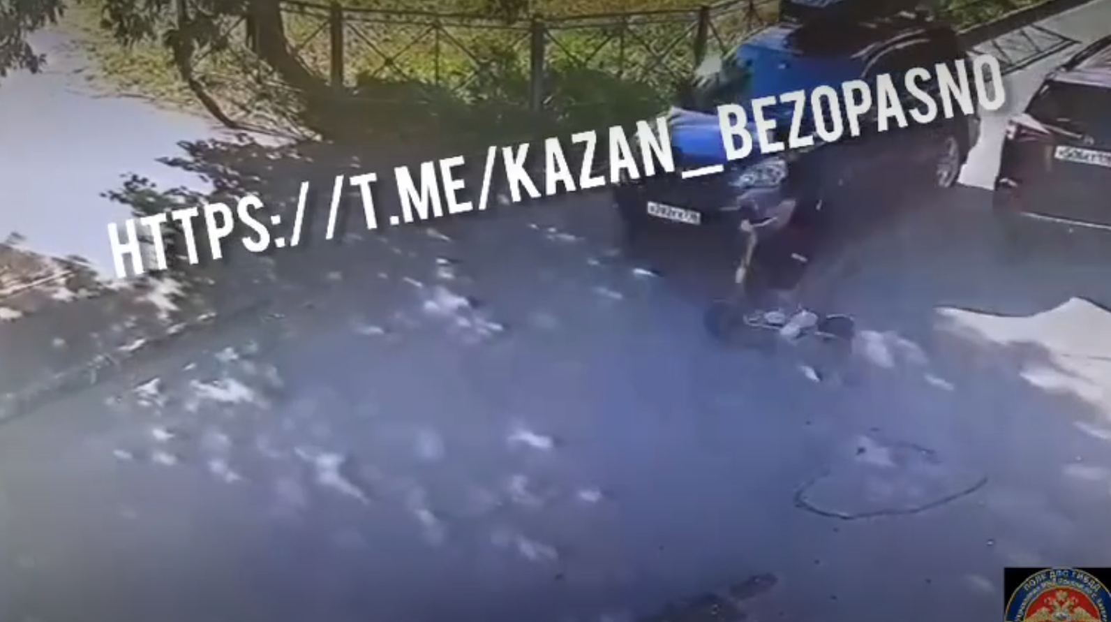Иномарка наехала на самокатчика во дворе на Фучика в Казани
