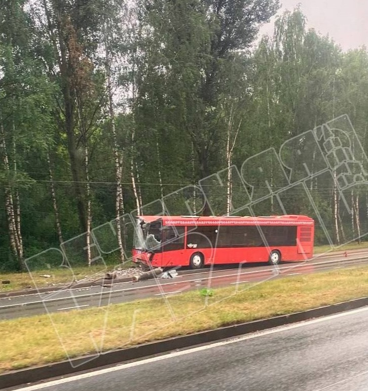 В Казани пассажирский автобус на большой скорости въехал в фонарный столб