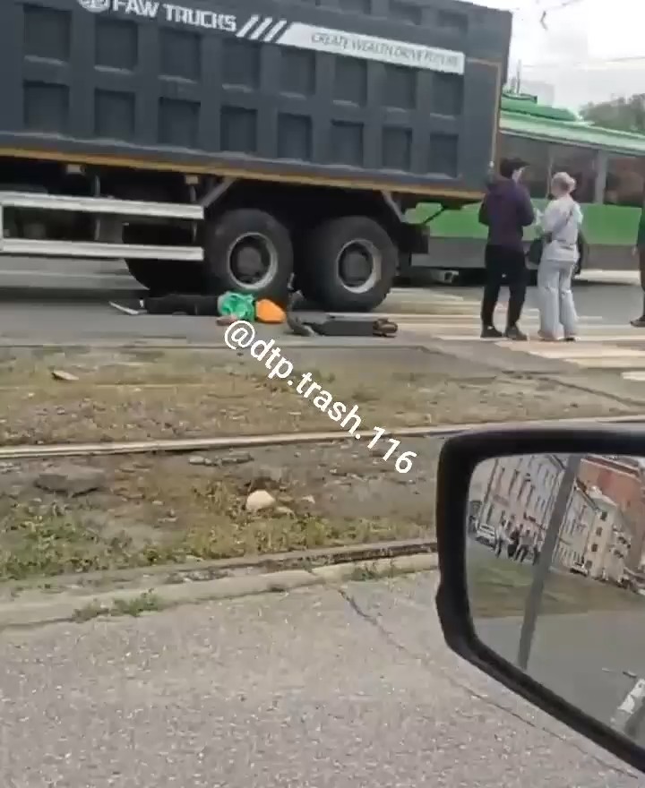 В Казани скончался курьер, которого сбил самосвал