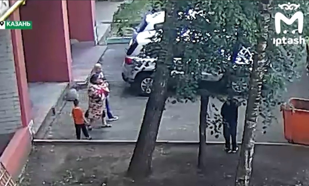 Из окна квартиры на улице Зорге в Казани выпала четырехлетняя малышка
