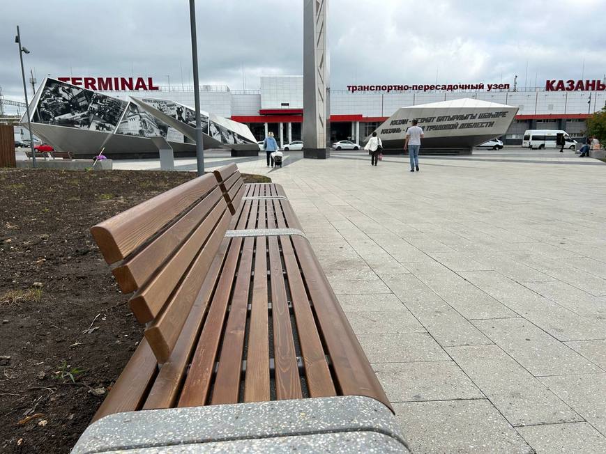 В сквере возле ж/д вокзала Казань-2 установили скамейки и урны