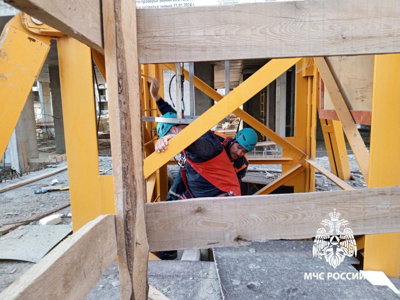 В Челнах вызвали МЧС ради крановщика, которому стало плохо на высоте 50 метров