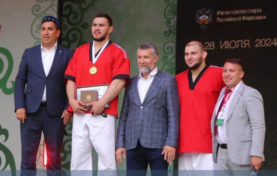 Борец из Татарстана завоевал звание абсолютного батыра на Сабантуе в Омске