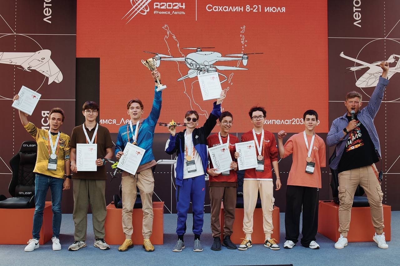 Казанские школьники выиграли соревнования по беспилотной авиации