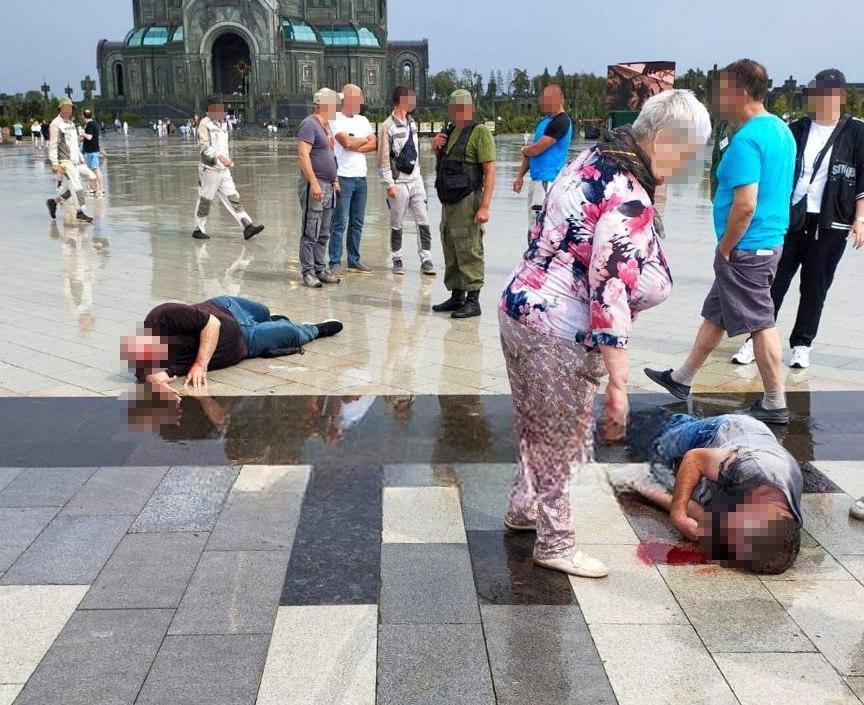 Три москвича пострадали после удара молнии